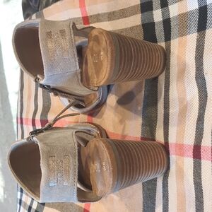 Toms Majorca Sandals size 8 Gray suede